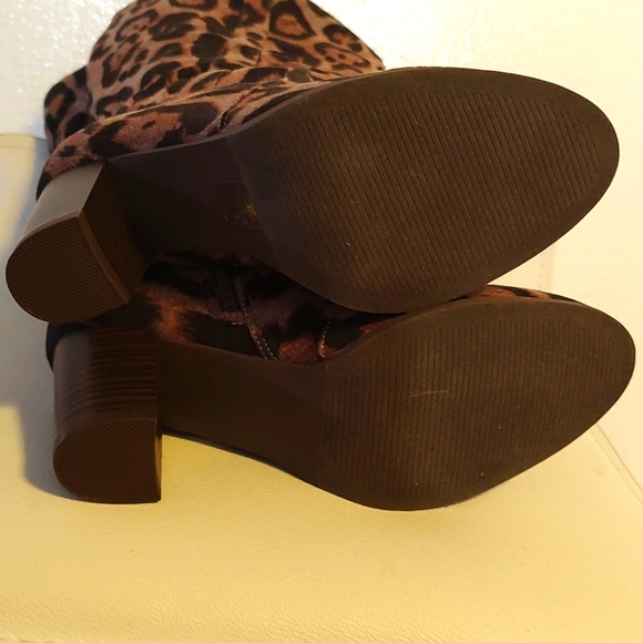 Leopard Print VEGAN SUEDE Cowgirl BOOTS. SIZE 7 WIDE. Like new! - Picture 6 of 13
